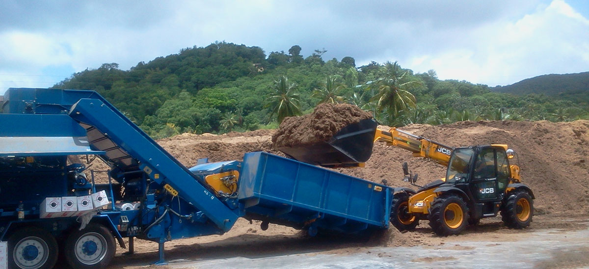 Camion et chargeur dans un stock de bagasse
