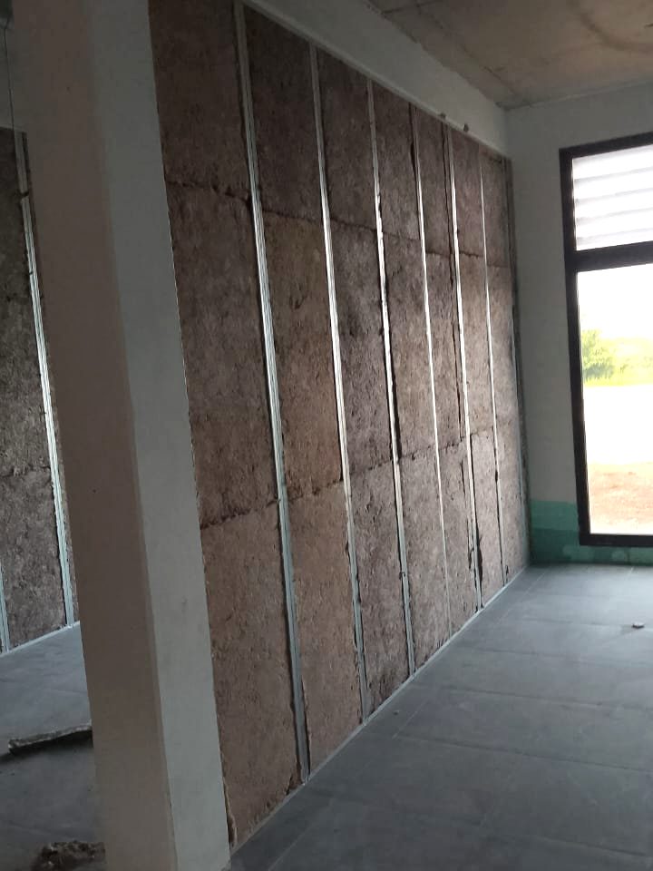 Cloisons isolées en EMERFLEX dans une agence bancaire en travaux