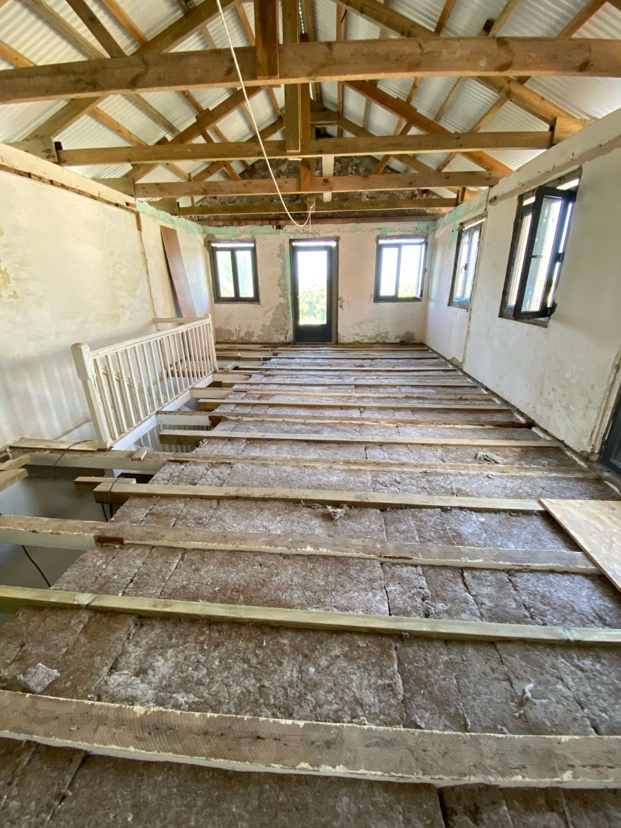EMERFLEX posé entre solives dans une maison en rénovation