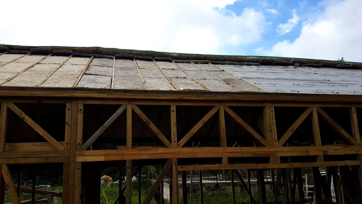 Paneles EMERFLEX colocados sobre una estructura de cubierta de madera