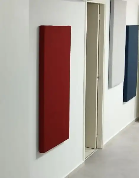 Panneaux muraux acoustiques EMERSPACE rouge, gris et bleu dans un couloir de bureaux